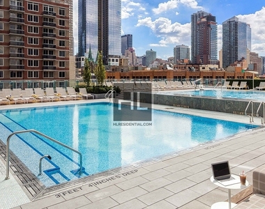 West 42 Street - Photo Thumbnail 6