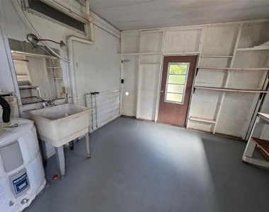 8453 Highpoint Boulevard - Photo Thumbnail 18