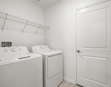 2562 Leonia Lane - Photo Thumbnail 9