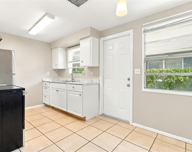 3207 E North Bay Street - Photo Thumbnail 5