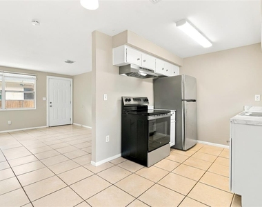3207 E North Bay Street - Photo Thumbnail 4