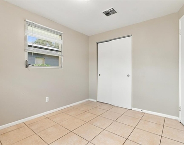 3207 E North Bay Street - Photo Thumbnail 11