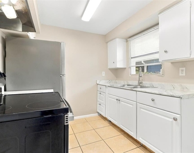 3207 E North Bay Street - Photo Thumbnail 7
