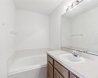 571 Shoreham Court Ne - Photo Thumbnail 44
