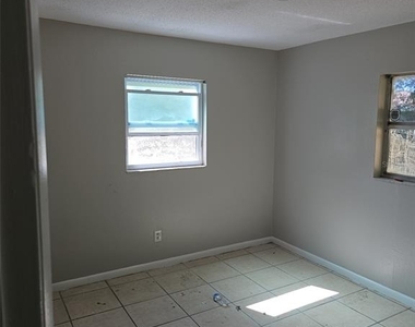 916 Knight Street - Photo Thumbnail 8
