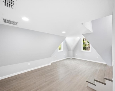 1326 East Avenue - Photo Thumbnail 19