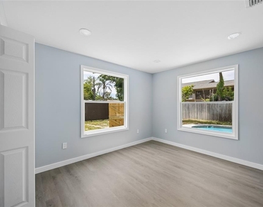 1326 East Avenue - Photo Thumbnail 15