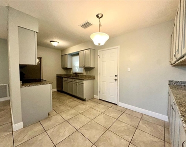 116 N College Street - Photo Thumbnail 3