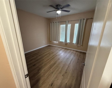 12021 Villanova Drive - Photo Thumbnail 8