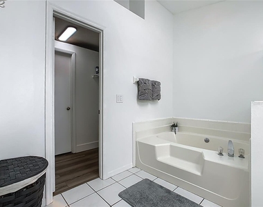 1510 Chapman Oak Court - Photo Thumbnail 32