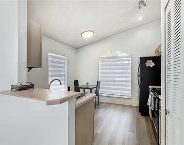 1510 Chapman Oak Court - Photo Thumbnail 12