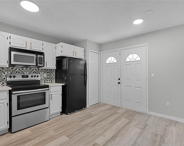 1067 Sophie Boulevard - Photo Thumbnail 6