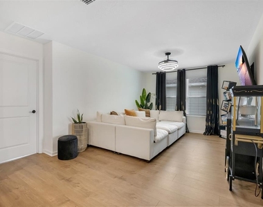904 Griffon Avenue - Photo Thumbnail 19