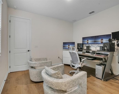 904 Griffon Avenue - Photo Thumbnail 38