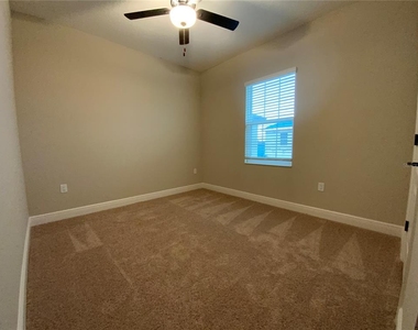 1355 Greenfield Loop - Photo Thumbnail 33