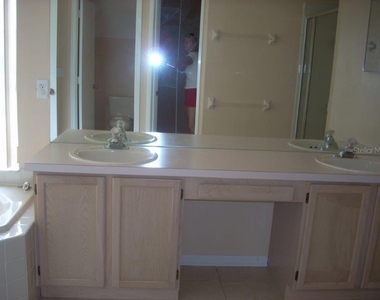 828 Garden Glen Loop - Photo Thumbnail 8