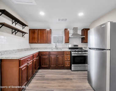 127 1/2 N Garfield Avenue - Photo Thumbnail 8