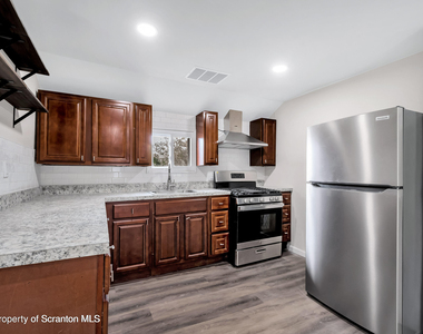 127 1/2 N Garfield Avenue - Photo Thumbnail 14