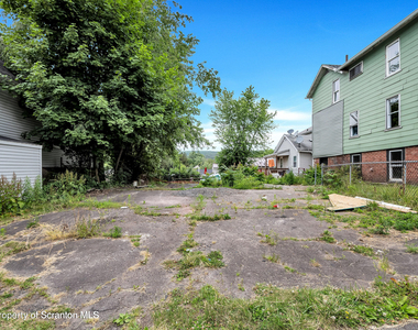 127 1/2 N Garfield Avenue - Photo Thumbnail 2