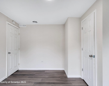 127 1/2 N Garfield Avenue - Photo Thumbnail 4