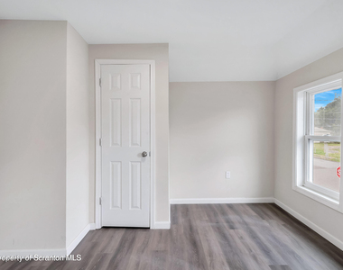 127 1/2 N Garfield Avenue - Photo Thumbnail 5