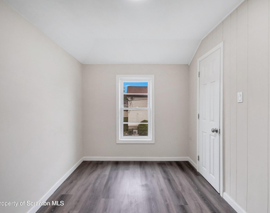 127 1/2 N Garfield Avenue - Photo Thumbnail 7
