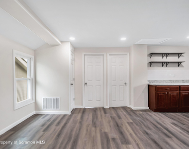 127 1/2 N Garfield Avenue - Photo Thumbnail 11