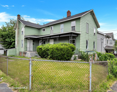127 1/2 N Garfield Avenue - Photo Thumbnail 3