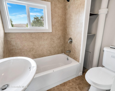 127 1/2 N Garfield Avenue - Photo Thumbnail 10