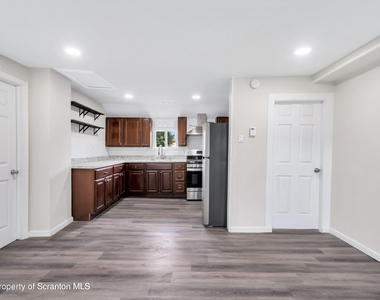 127 1/2 N Garfield Avenue - Photo Thumbnail 13