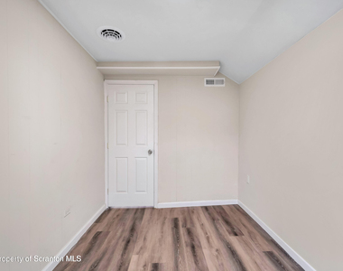127 1/2 N Garfield Avenue - Photo Thumbnail 6
