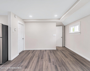 127 1/2 N Garfield Avenue - Photo Thumbnail 12