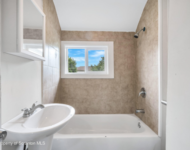 127 1/2 N Garfield Avenue - Photo Thumbnail 9