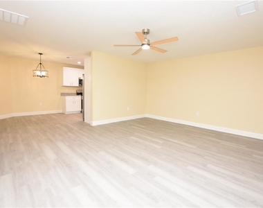 1111 Mercury Drive E - Photo Thumbnail 9