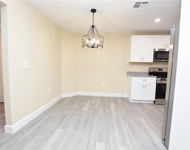 1111 Mercury Drive E - Photo Thumbnail 11