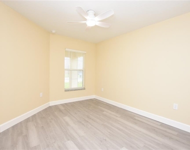 1111 Mercury Drive E - Photo Thumbnail 13