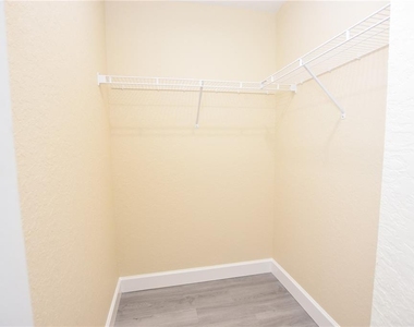 1111 Mercury Drive E - Photo Thumbnail 23