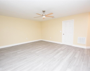 1111 Mercury Drive E - Photo Thumbnail 6