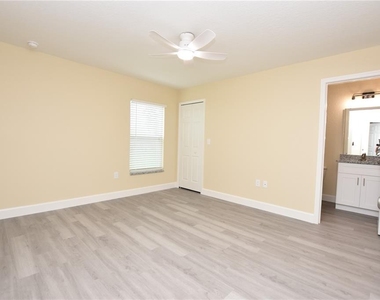 1111 Mercury Drive E - Photo Thumbnail 19