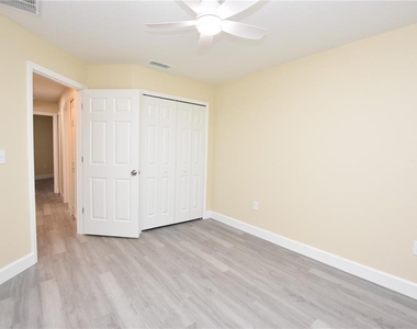 1111 Mercury Drive E - Photo Thumbnail 17