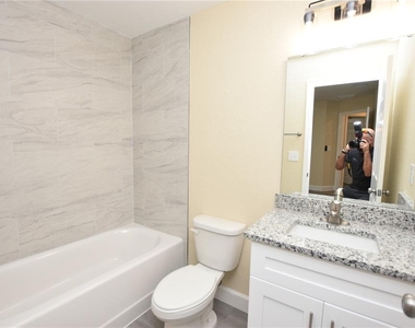 1111 Mercury Drive E - Photo Thumbnail 21