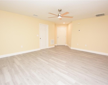 1111 Mercury Drive E - Photo Thumbnail 8