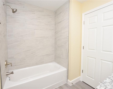 1111 Mercury Drive E - Photo Thumbnail 15