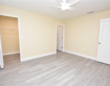 1111 Mercury Drive E - Photo Thumbnail 20