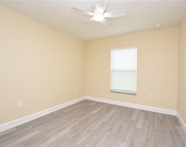 1111 Mercury Drive E - Photo Thumbnail 16
