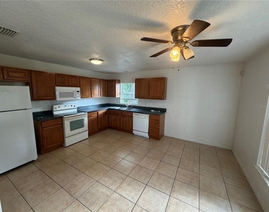 1050 6th Street - Photo Thumbnail 3