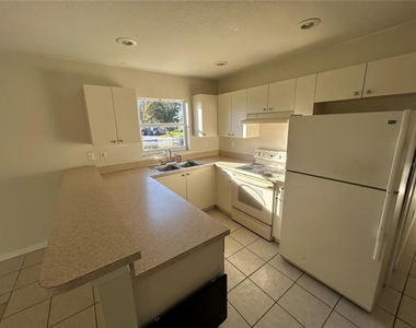 3005 Hillview Street - Photo Thumbnail 2