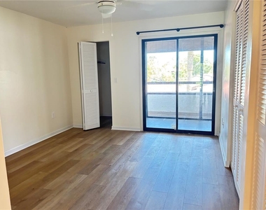 350 Barcelona Drive - Photo Thumbnail 8