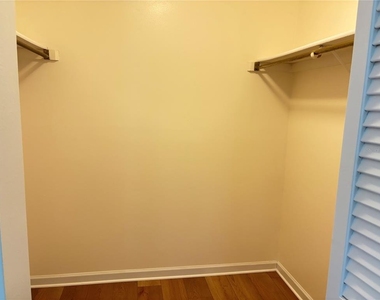 350 Barcelona Drive - Photo Thumbnail 7