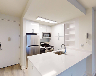 10 Hanover Square - Photo Thumbnail 1